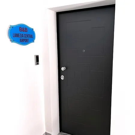 Lamezia Airport לינה וארוחת בוקר